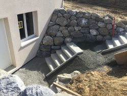 Natursteinplätze Einfahrten und Gehwege und Aussentreppen aus Beton