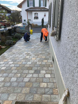 Natursteine verlegen ums Haus